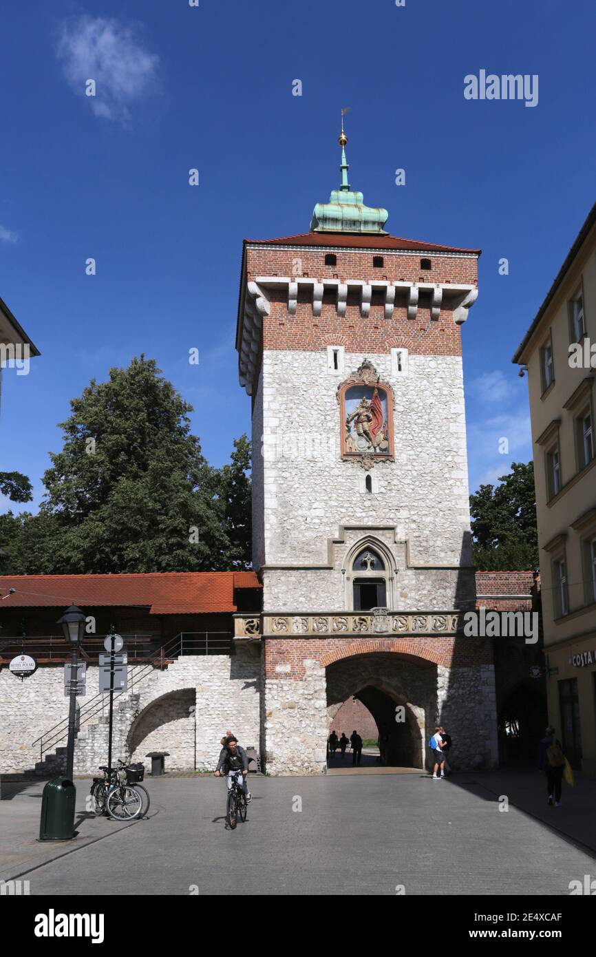 Krakau. Krakau. Polen. St. Florian`s Tor mit Turm, eines der noch erhaltenen mittelalterlichen Tore in Krakau alte Stadtmauer am Ende der Florianska Stree Stockfoto